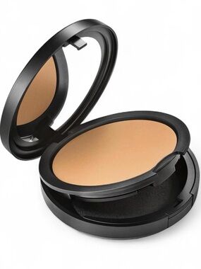 MAC Cosmetics NC20 Matte Studio Fix Powder Plus Foundation 15g lightly swatched